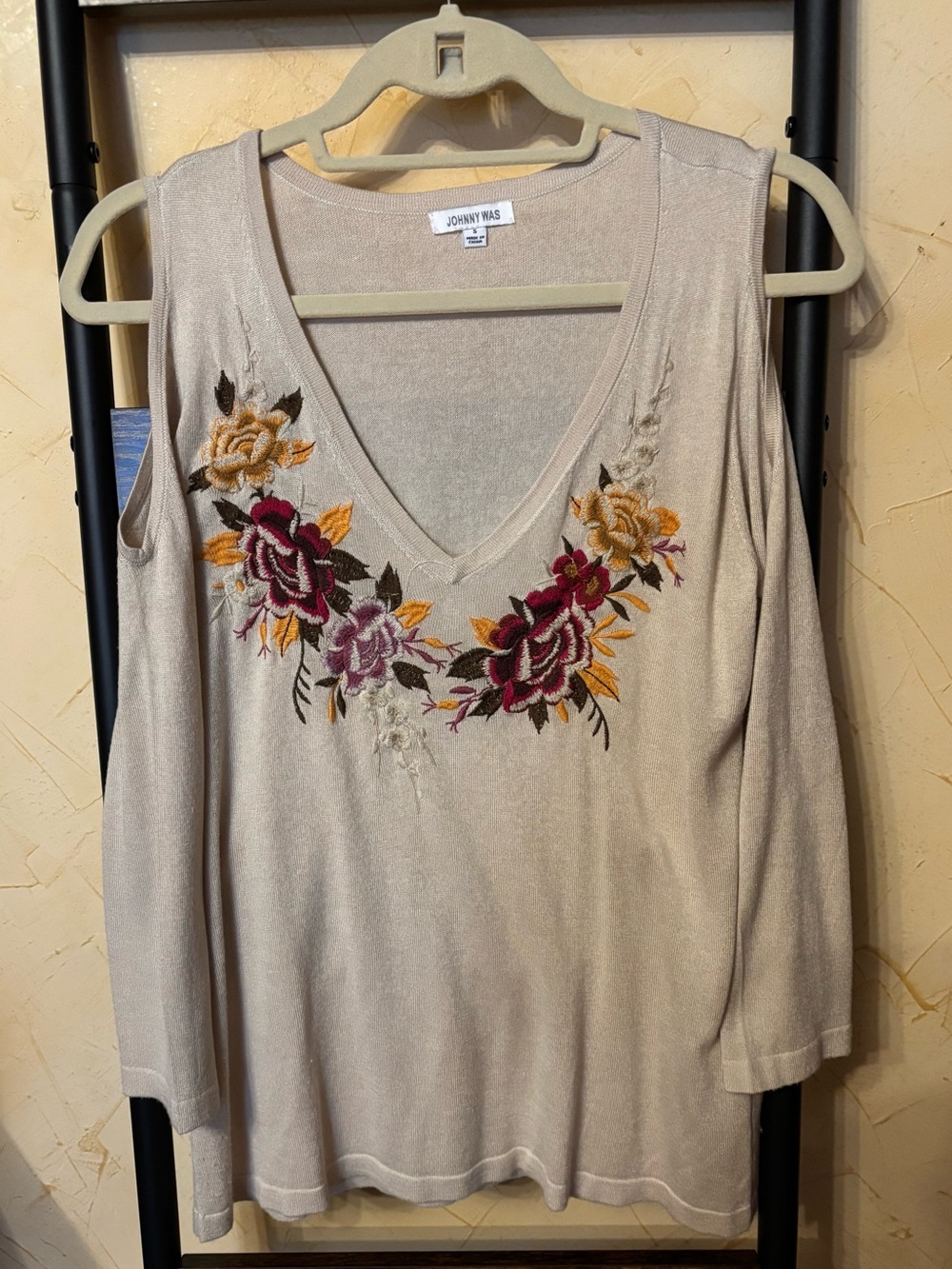 Johnny Was Size S Silk/Cashmere Beige Cold-Shoulder V-Neck Top.